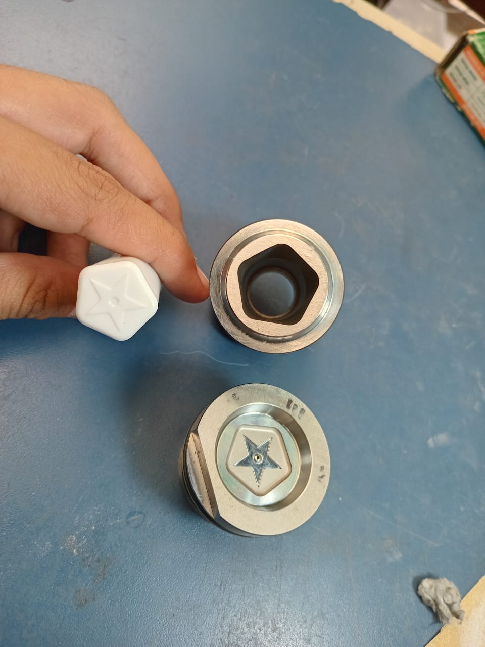 Artesão realizando polimento técnico